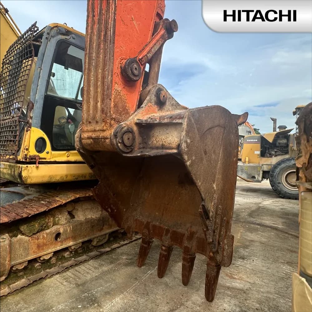 Hitachi Zaxis225USR 27