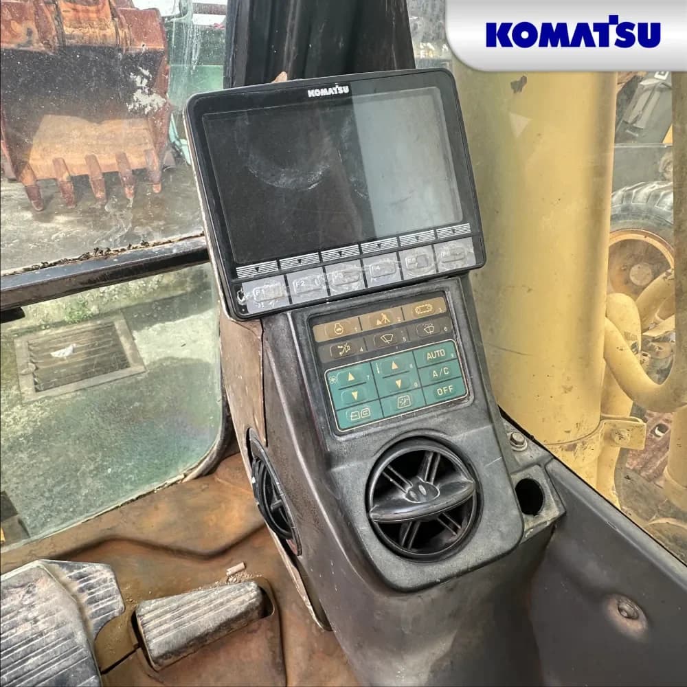 Komatsu PC210LC-8M0 7