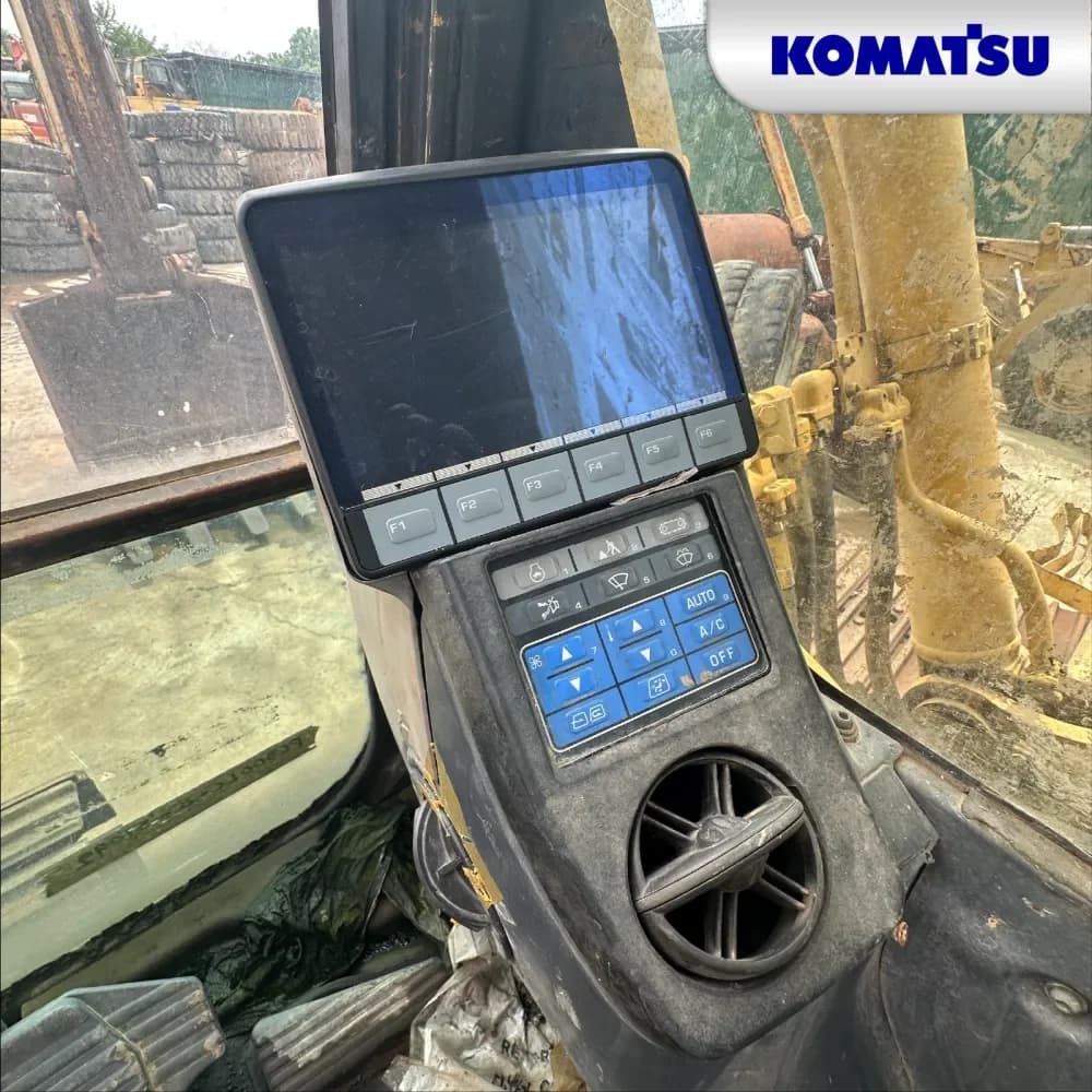 Komatsu PC300LC-8 11